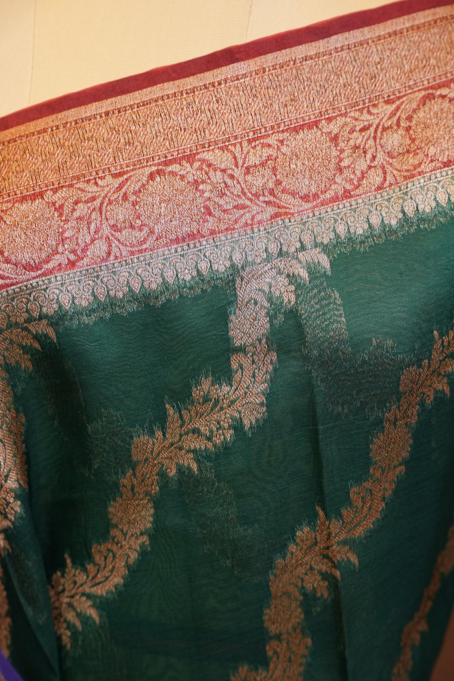 Pure Banarasi Organza(Kora) Silk Handloom Saree with Antique Zari Jaal & Contrast Border – Emerald Green with Red Border & Purple Pallu | Silk Mark Certified