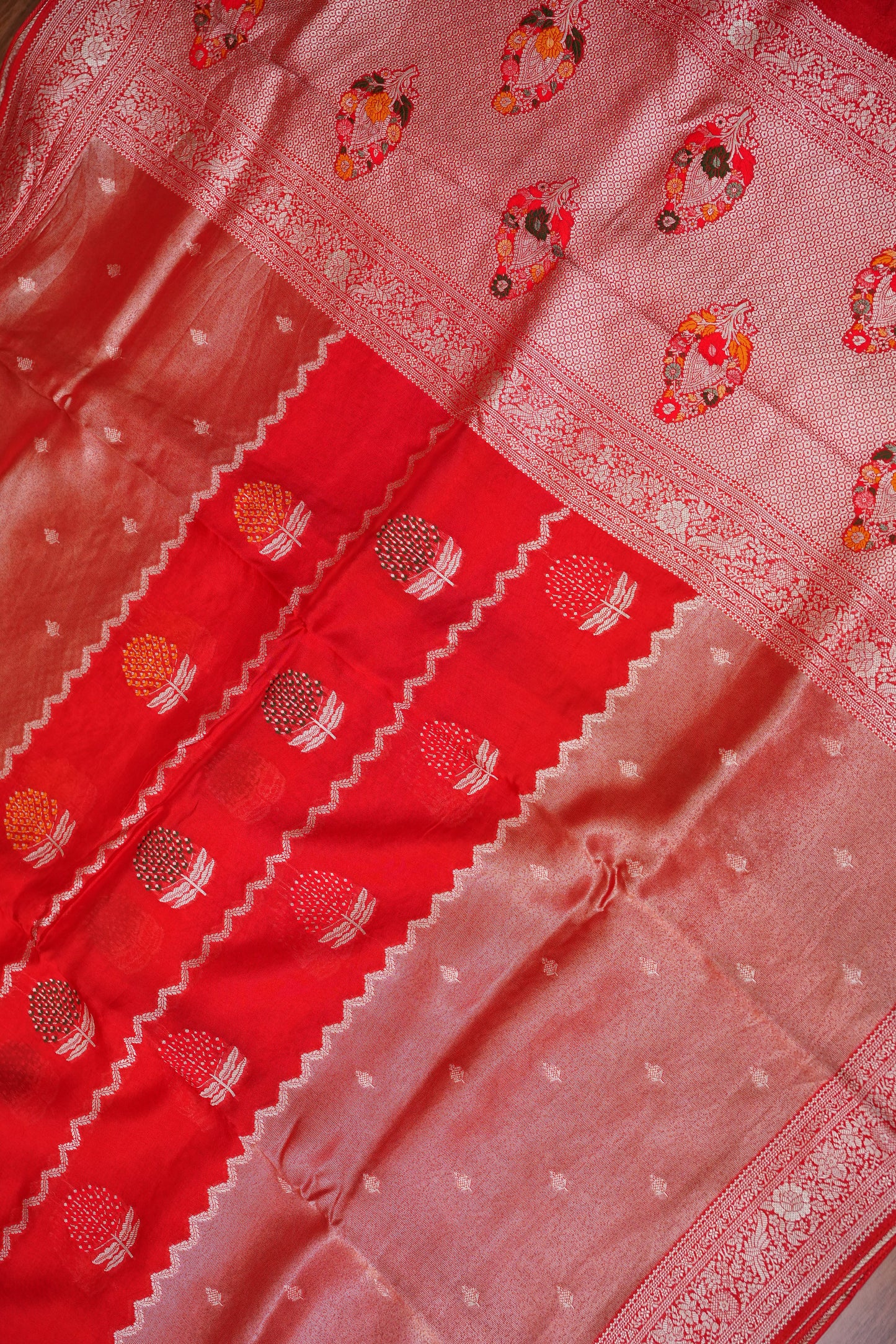 Mellow Tissue & Banarasi Fusion Saree with Meenakari Detailing – Red