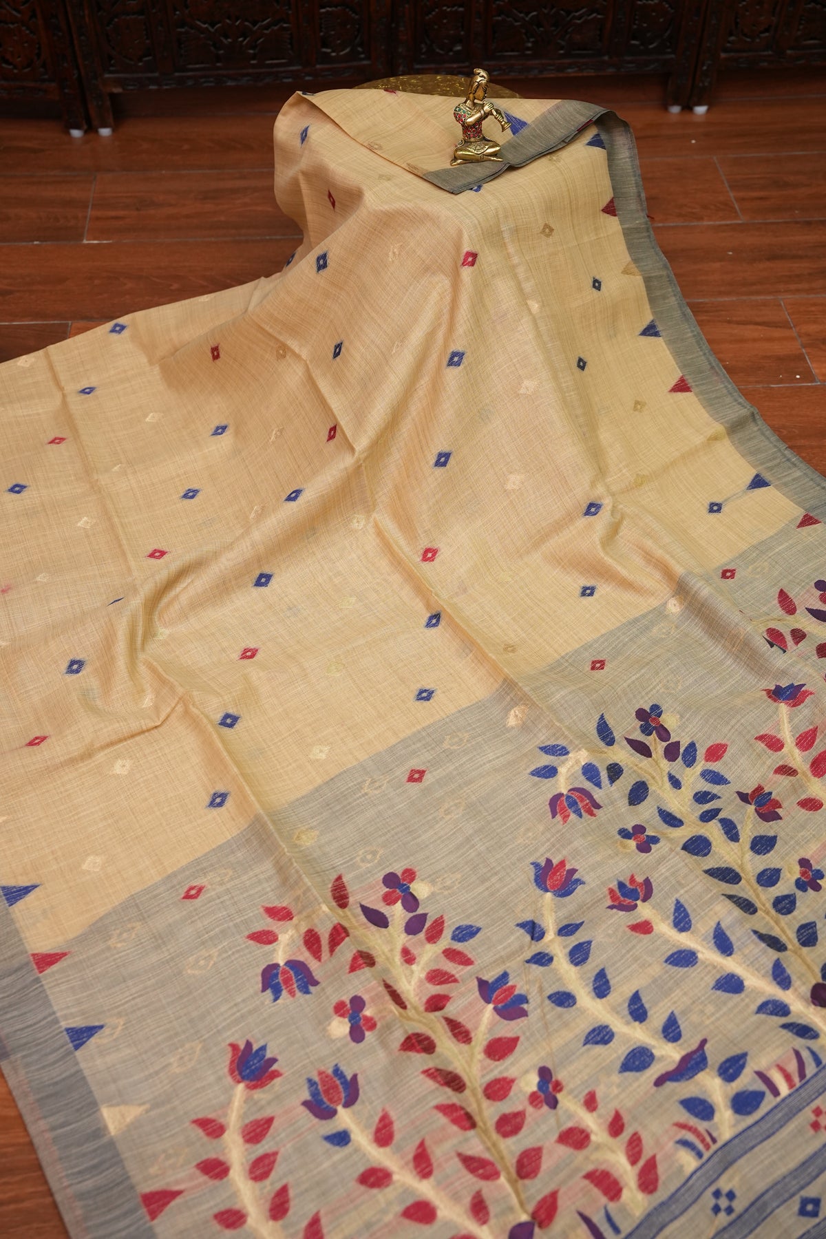Khaddi Cotton Saree with Jamdani Pallu – Beige & Royal Blue