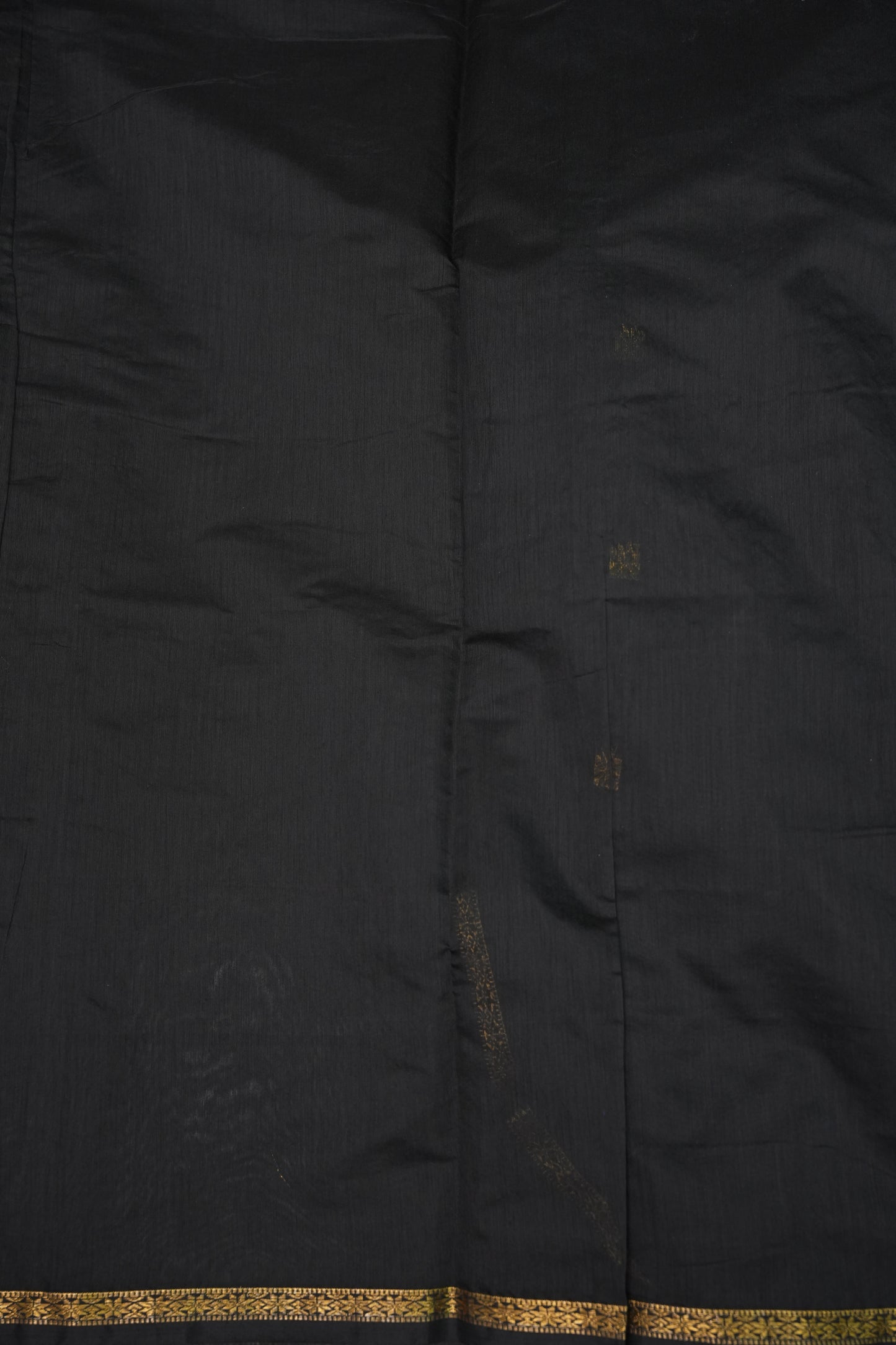 Semi Maheshwari Silk Cotton Saree with thin Gold Zari Buttas