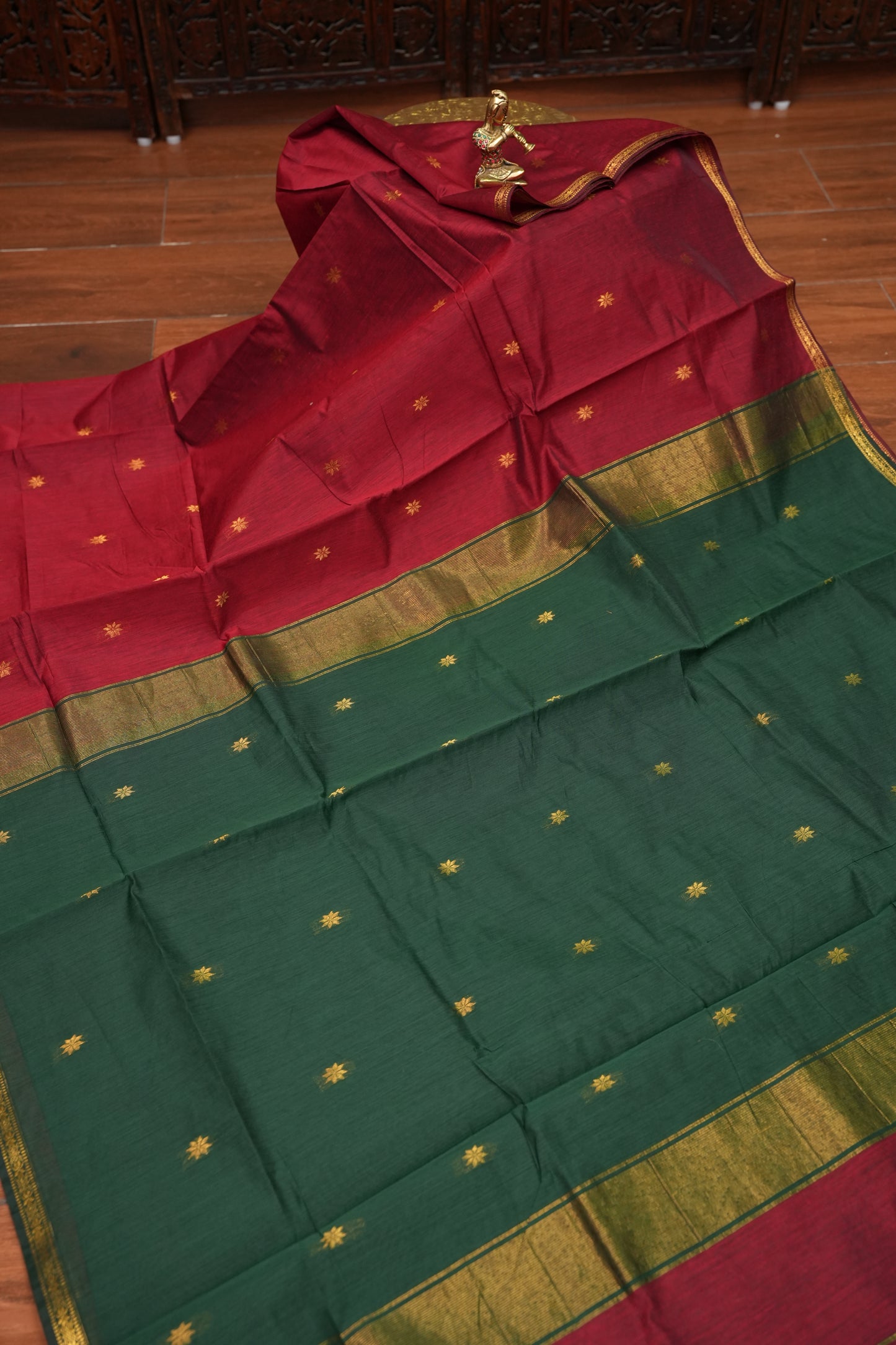 Semi Maheshwari Silk Cotton Saree with thin Gold Zari Buttas