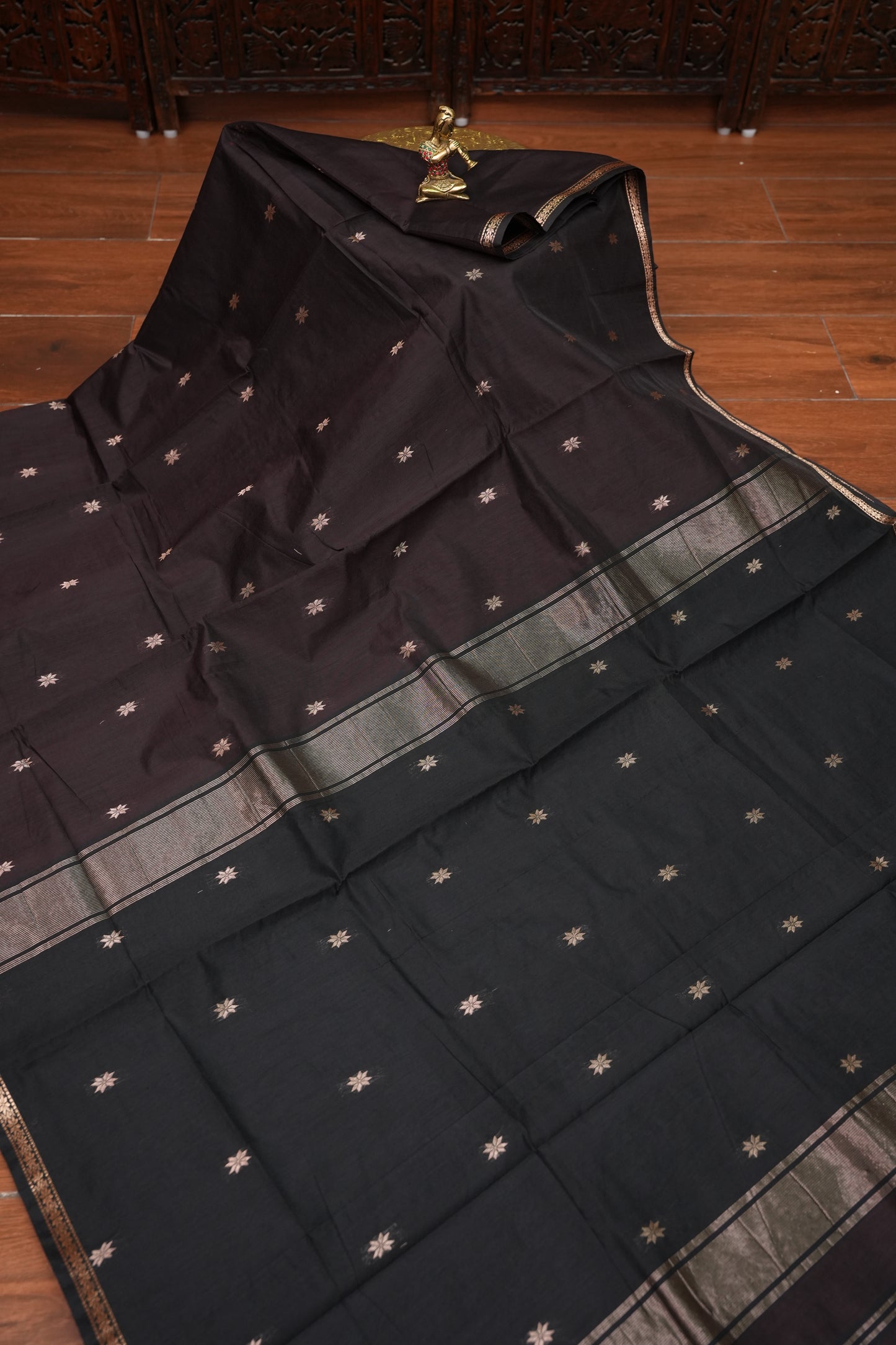 Semi Maheshwari Silk Cotton Saree with thin Gold Zari Buttas
