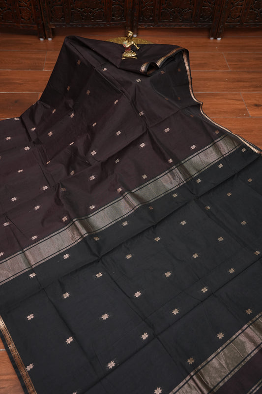 Semi Maheshwari Silk Cotton Saree with thin Gold Zari Buttas