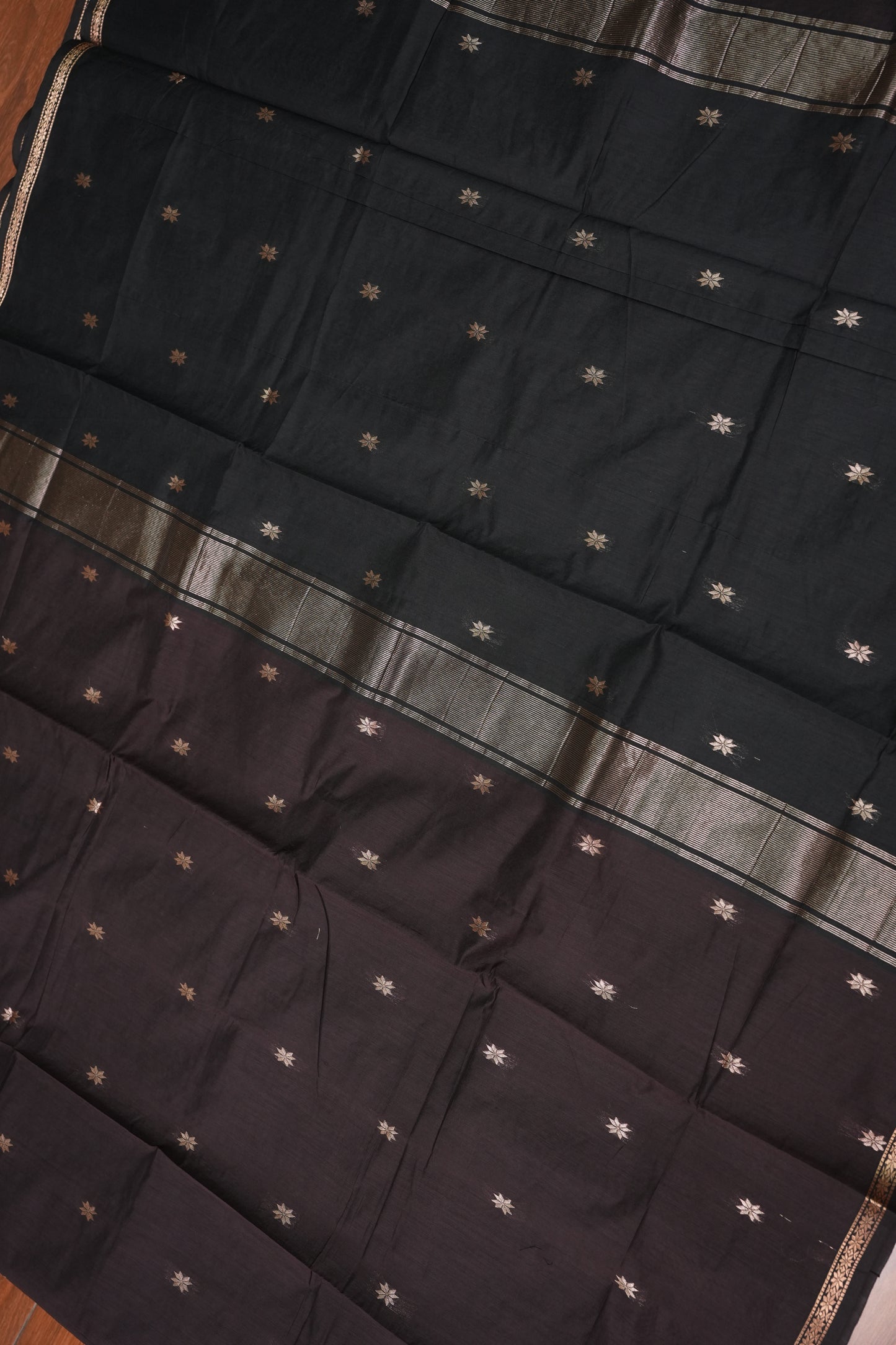 Semi Maheshwari Silk Cotton Saree with thin Gold Zari Buttas