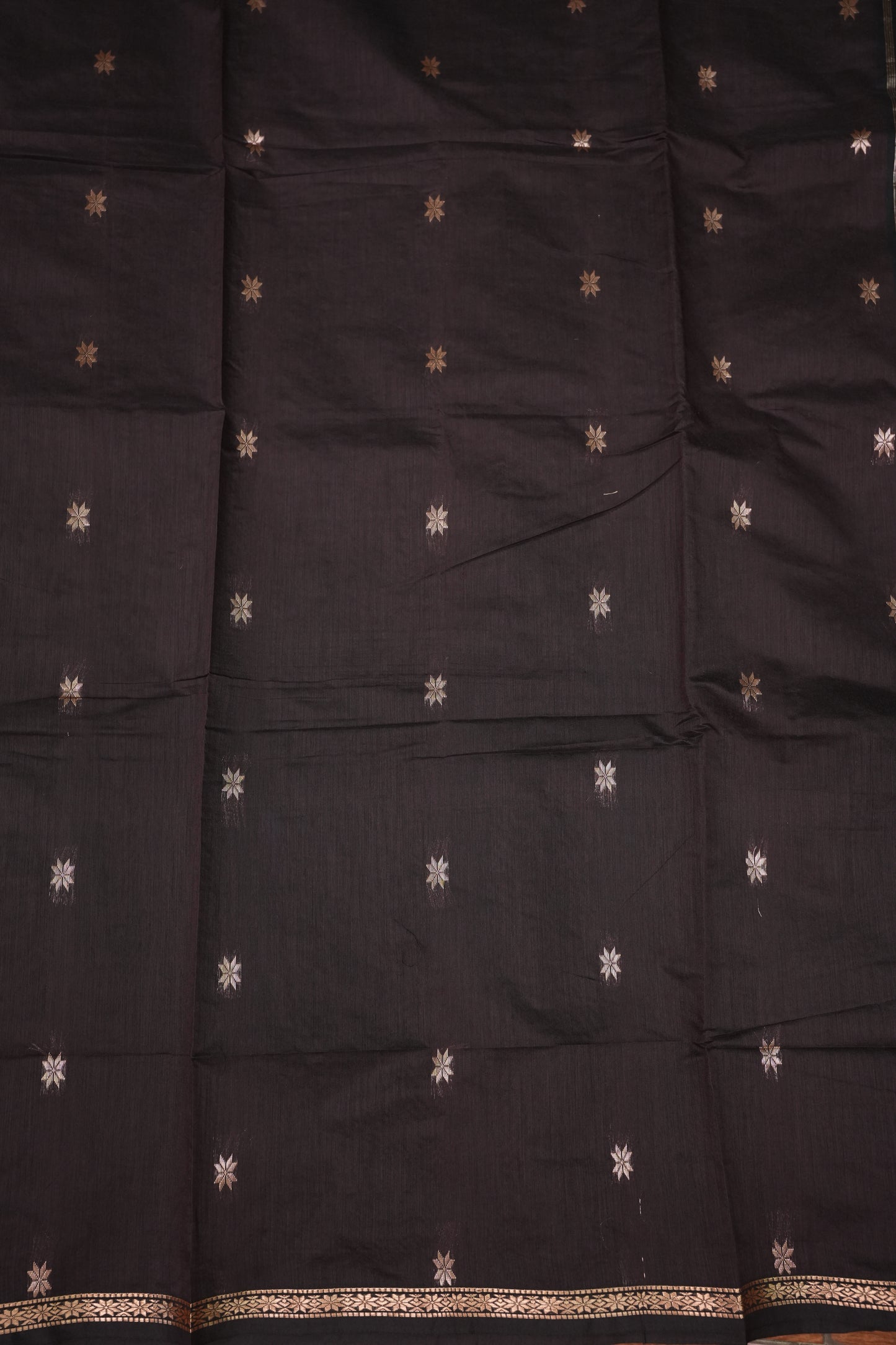 Semi Maheshwari Silk Cotton Saree with thin Gold Zari Buttas