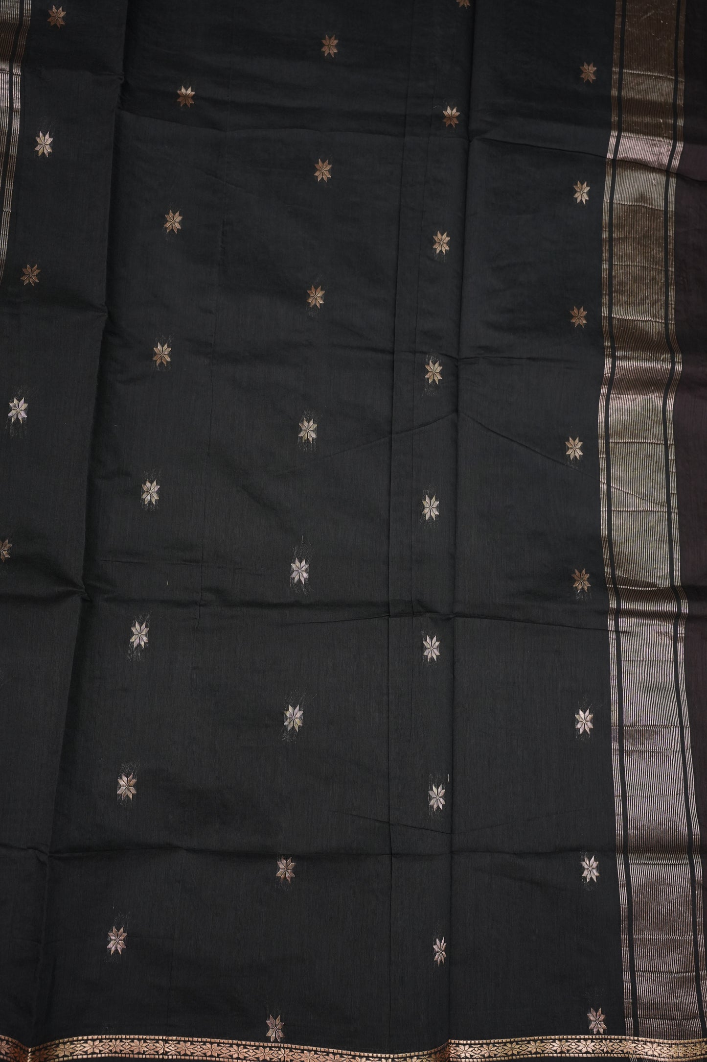 Semi Maheshwari Silk Cotton Saree with thin Gold Zari Buttas
