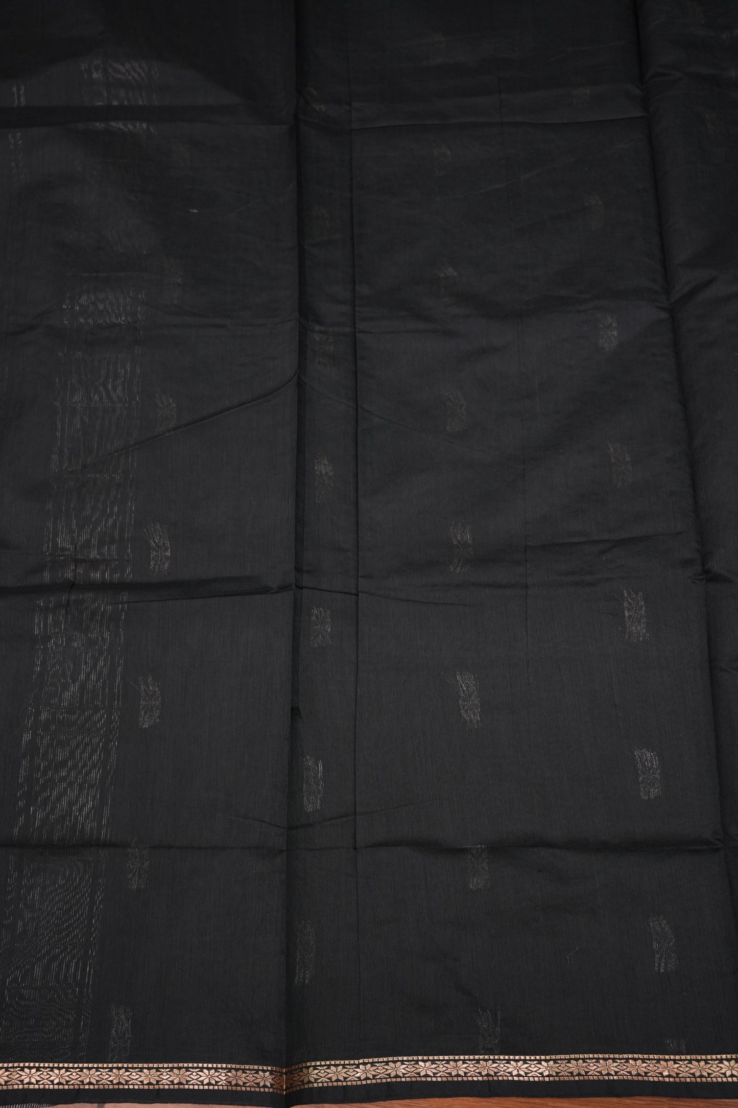 Semi Maheshwari Silk Cotton Saree with thin Gold Zari Buttas