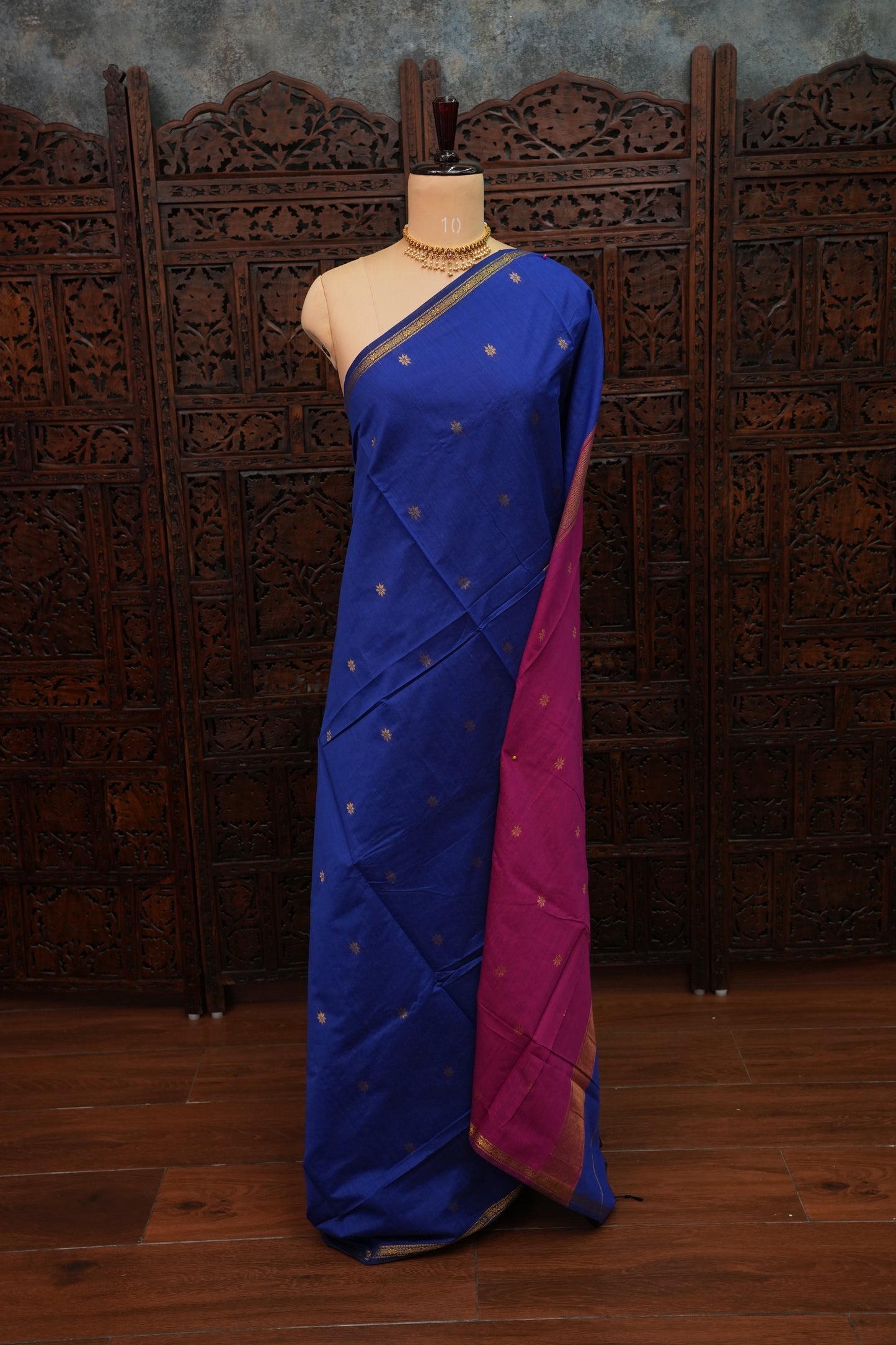 Semi Maheshwari Silk Cotton Saree with thin Gold Zari Buttas