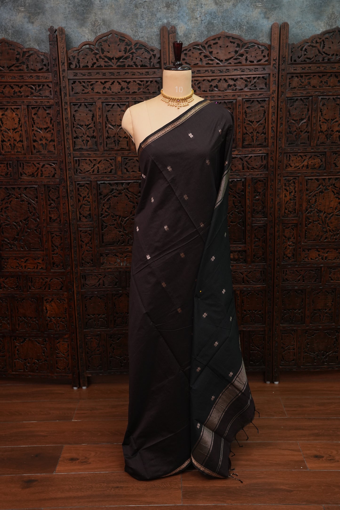 Semi Maheshwari Silk Cotton Saree with thin Gold Zari Buttas