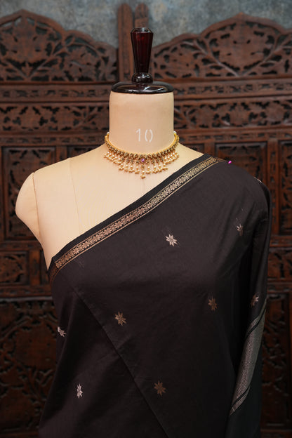 Semi Maheshwari Silk Cotton Saree with thin Gold Zari Buttas