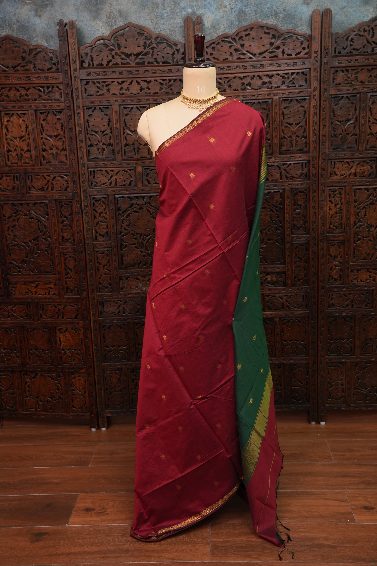 Semi Maheshwari Silk Cotton Saree with thin Gold Zari Buttas