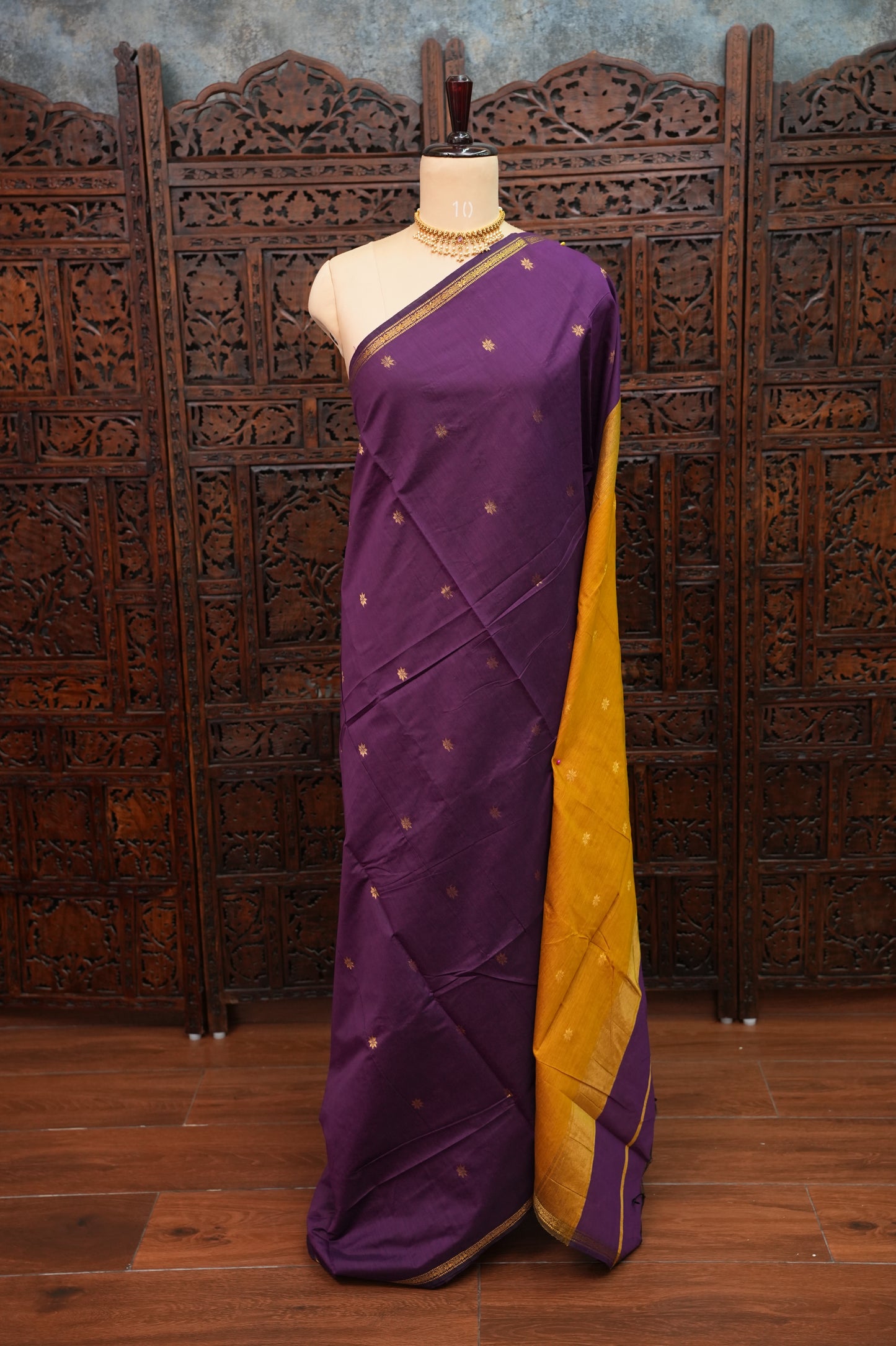 Semi Maheshwari Silk Cotton Saree with thin Gold Zari Buttas