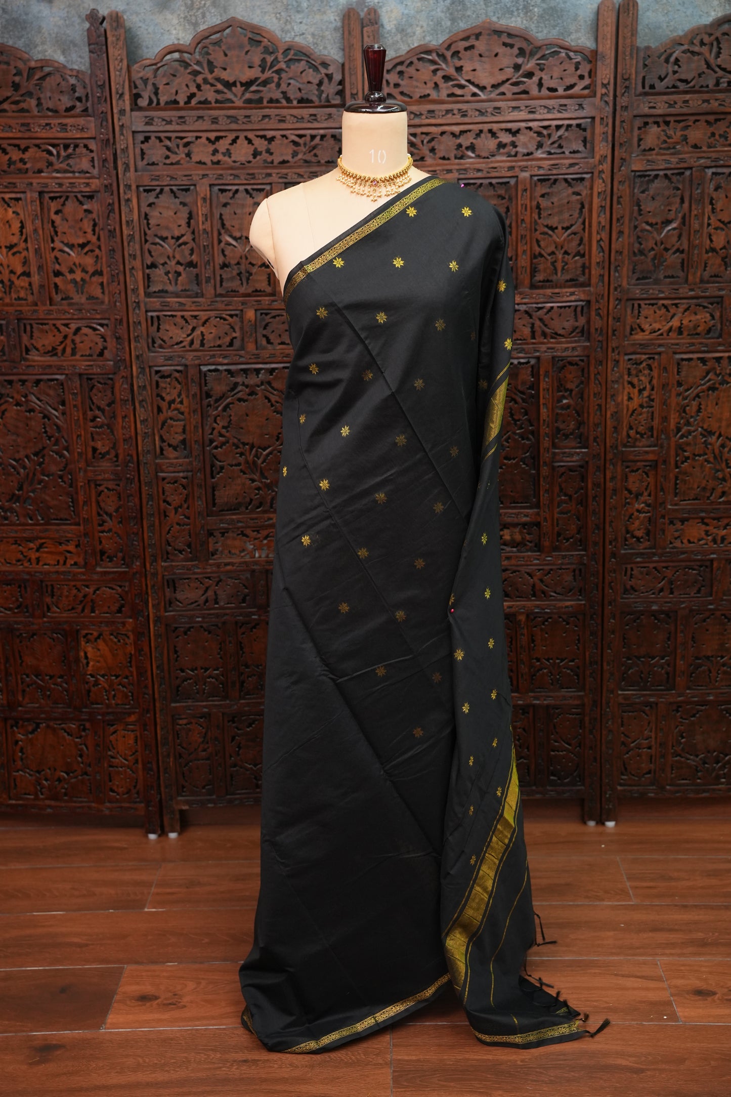 Semi Maheshwari Silk Cotton Saree with thin Gold Zari Buttas