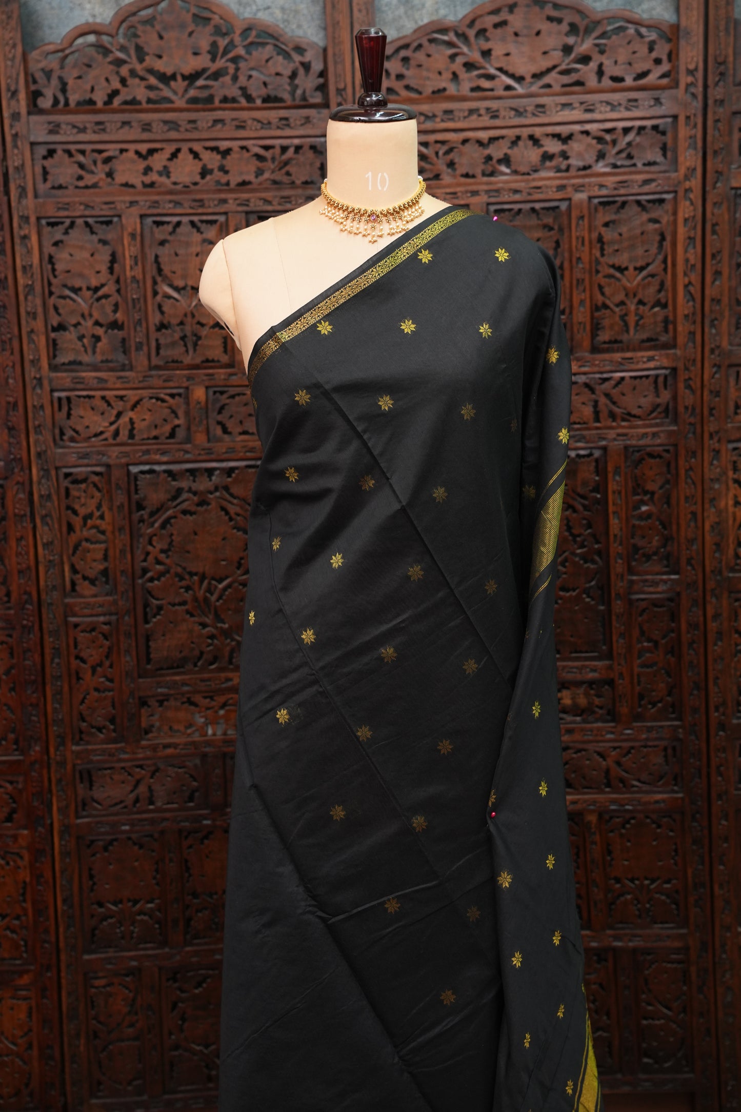 Semi Maheshwari Silk Cotton Saree with thin Gold Zari Buttas