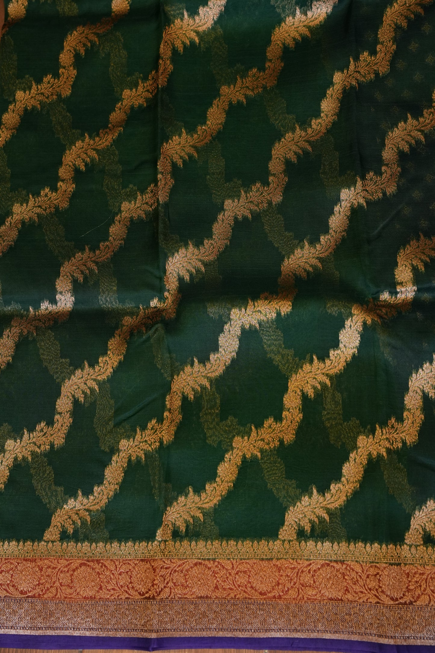 Pure Banarasi Organza(Kora) Silk Handloom Saree with Antique Zari Jaal & Contrast Border – Emerald Green with Red Border & Purple Pallu | Silk Mark Certified