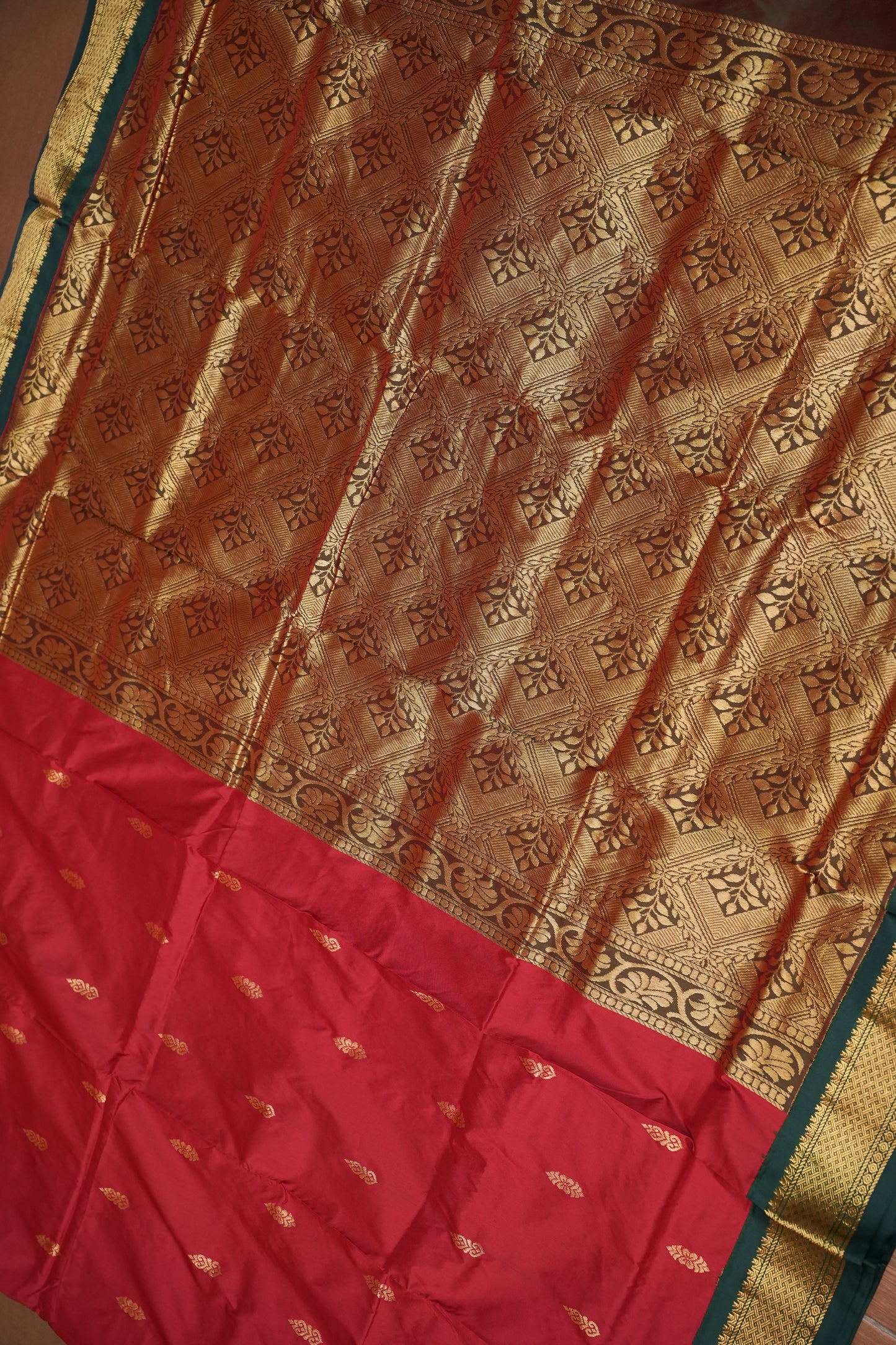 Semi Silk 9-Yard Saree with Grand Pallu & Gatti Border – Red & Green