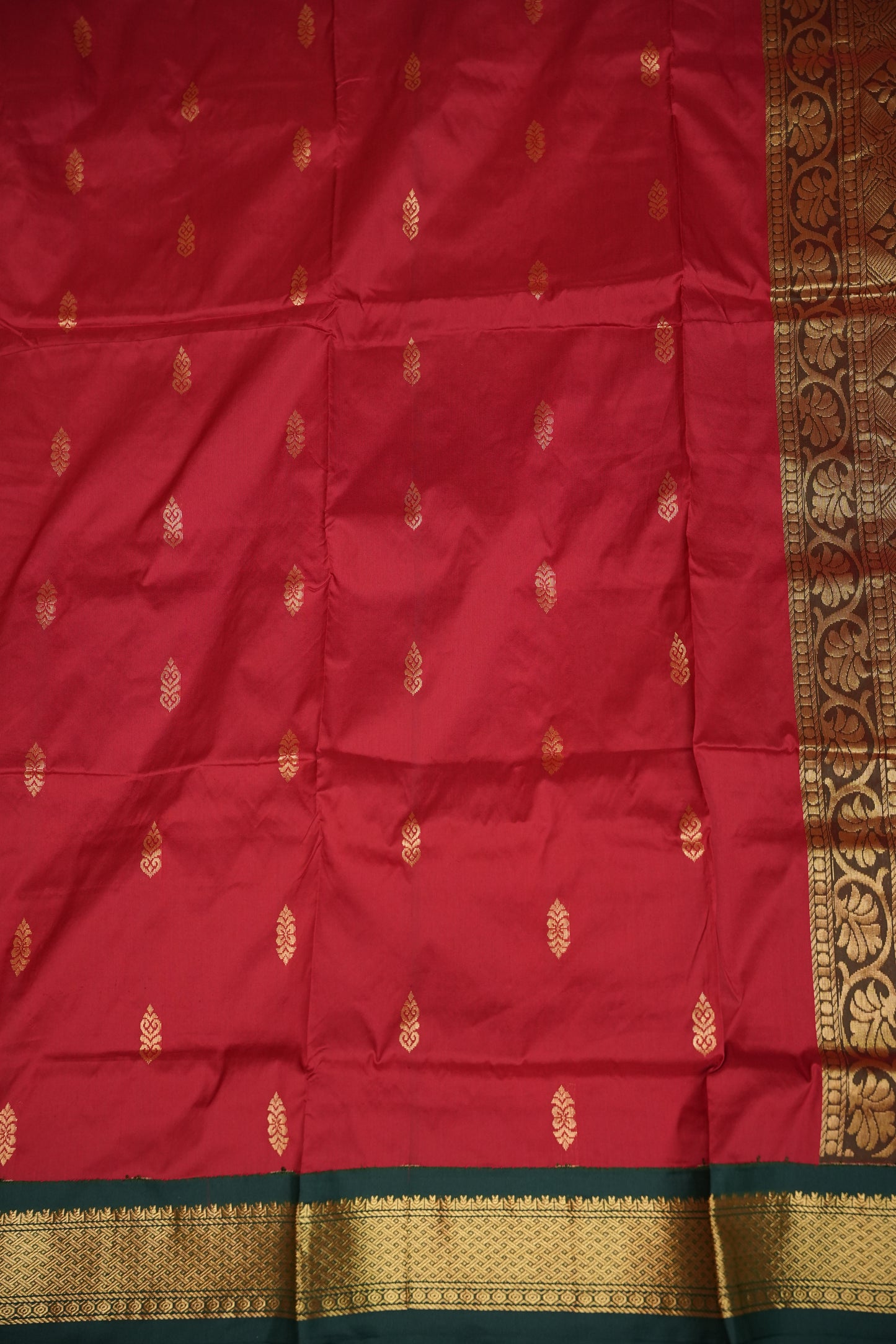 Semi Silk 9-Yard Saree with Grand Pallu & Gatti Border – Red & Green