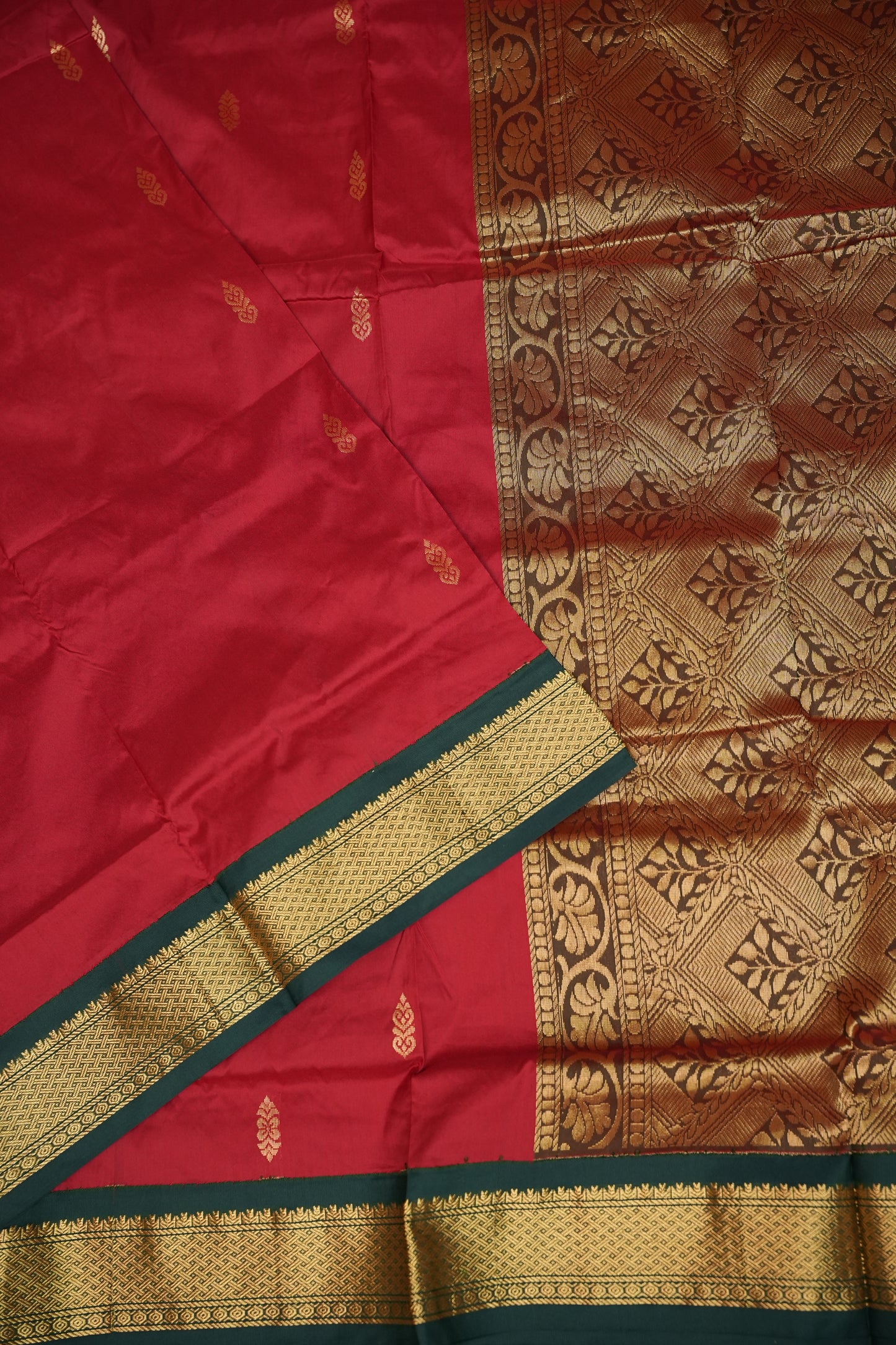 Semi Silk 9-Yard Saree with Grand Pallu & Gatti Border – Red & Green