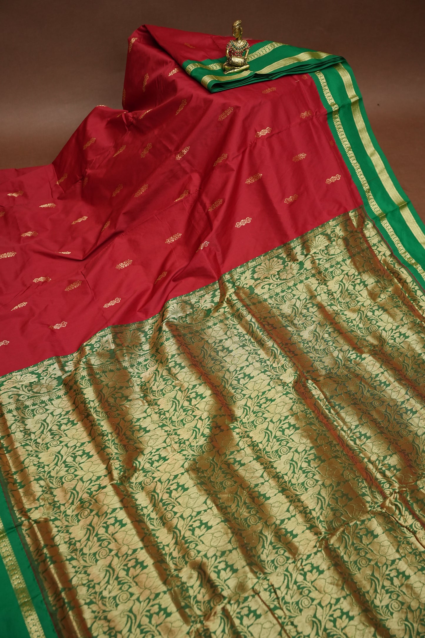 Semi Silk 9-Yard Saree with Grand Pallu & Gatti Border – Red & Rama Green
