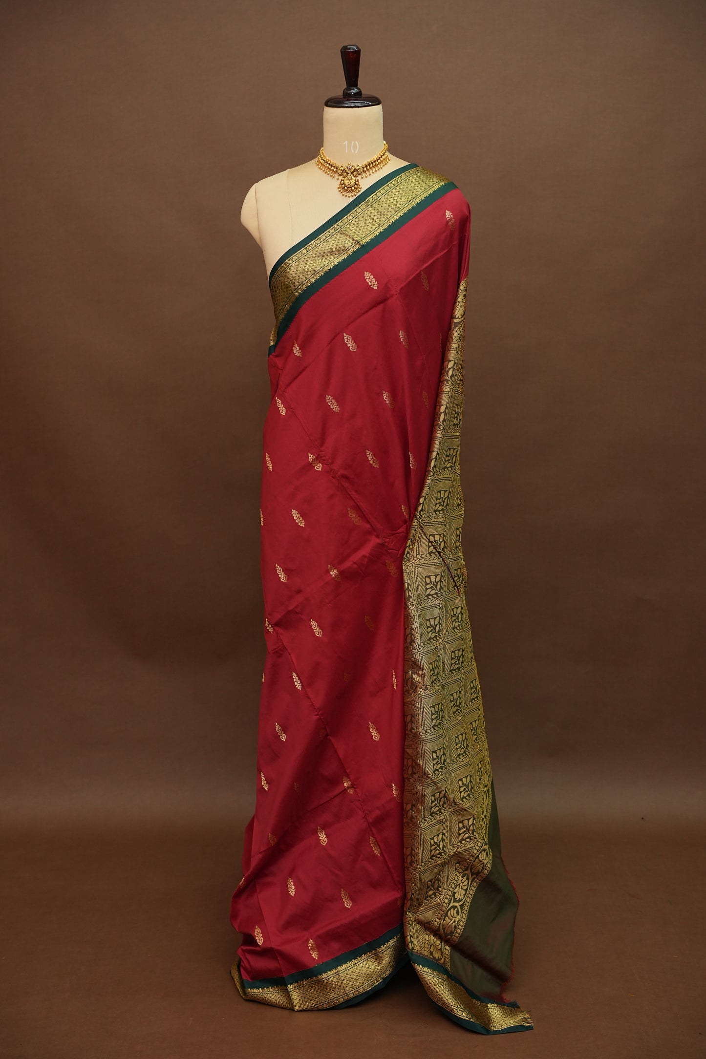 Semi Silk 9-Yard Saree with Grand Pallu & Gatti Border – Red & Green