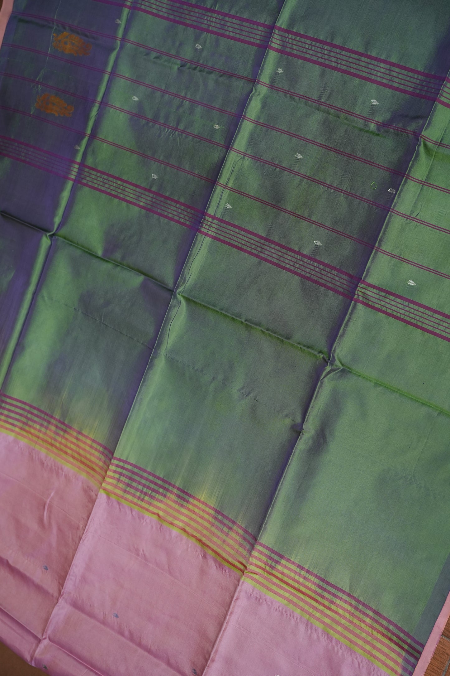 Vegan Saree with Temple Motifs & Contrast Green Pallu – Lavender Pink