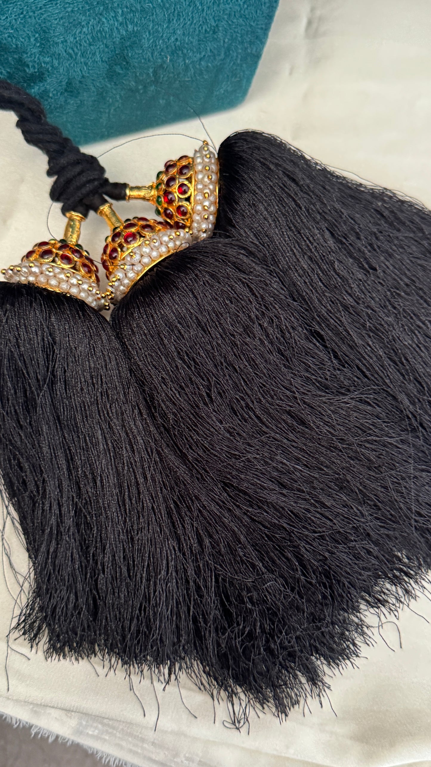 Jada Kuchulu – Kemp Stone & Pearl Hair Accessories