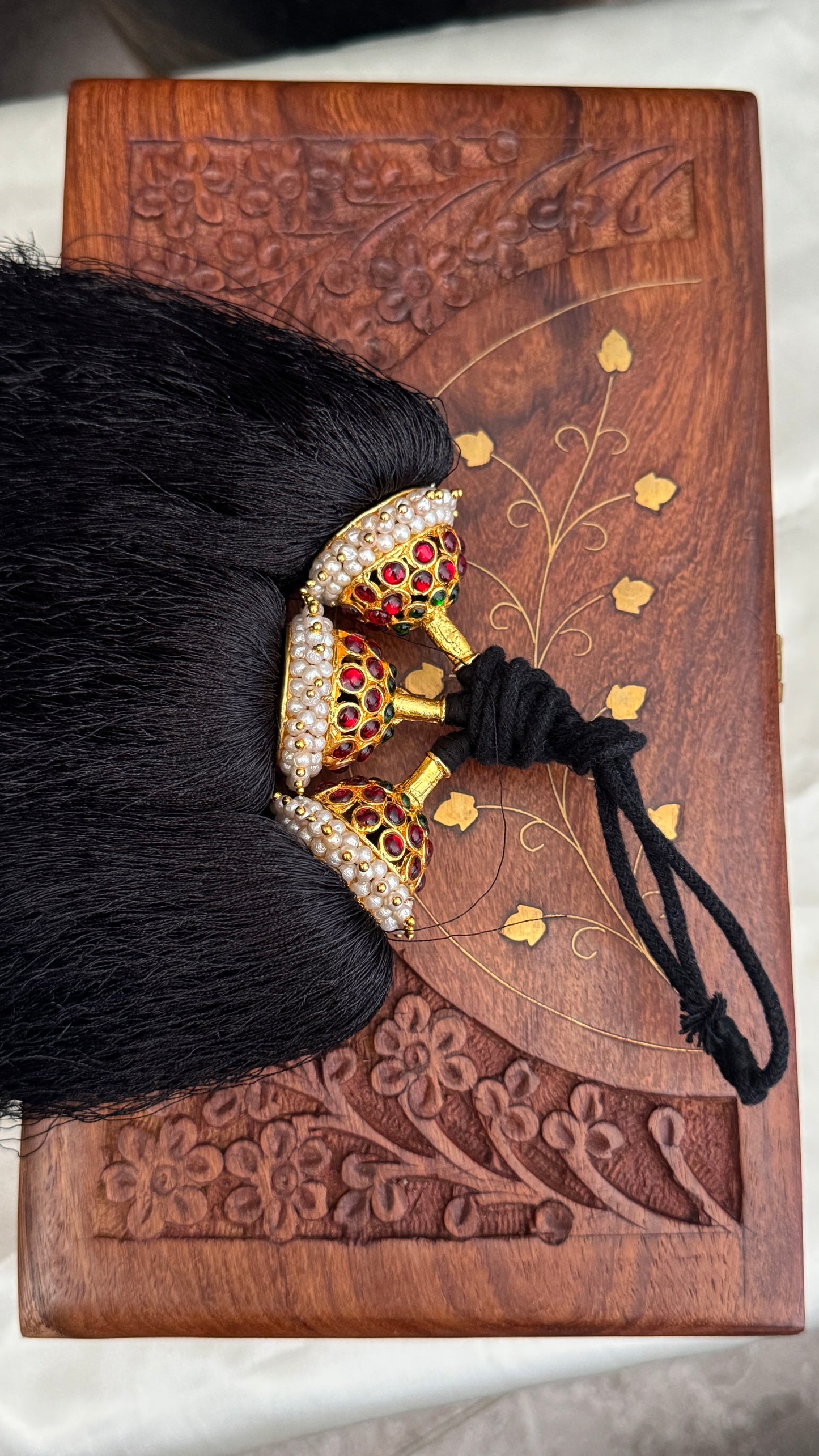 Jada Kuchulu – Kemp Stone & Pearl Hair Accessories