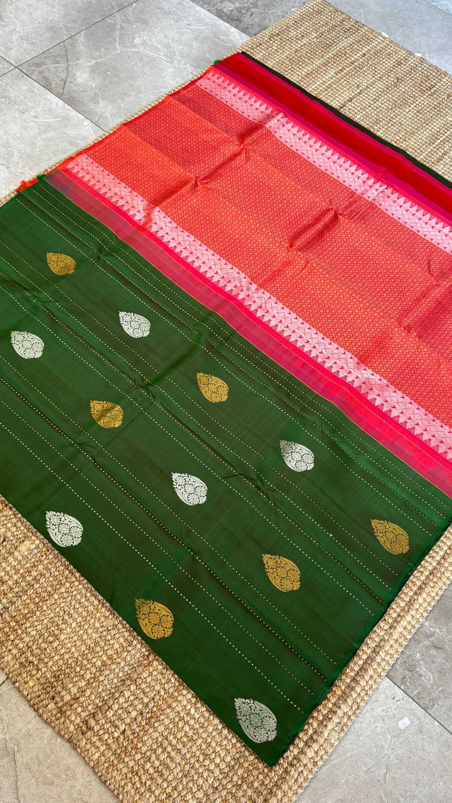 Bottle Green Borderless Pure Kanchipuram Silk Saree with Dual-Tone Pallu | Silk Mark Certified