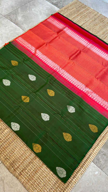 Bottle Green Borderless Pure Kanchipuram Silk Saree with Dual-Tone Pallu | Silk Mark Certified