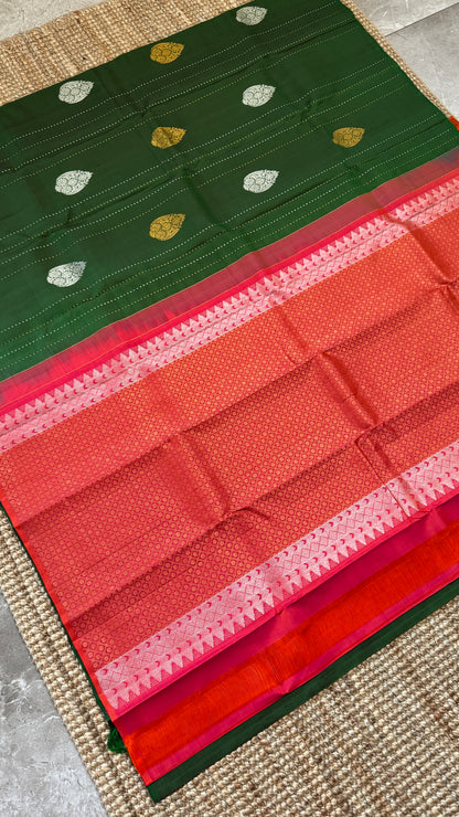 Bottle Green Borderless Pure Kanchipuram Silk Saree with Dual-Tone Pallu | Silk Mark Certified