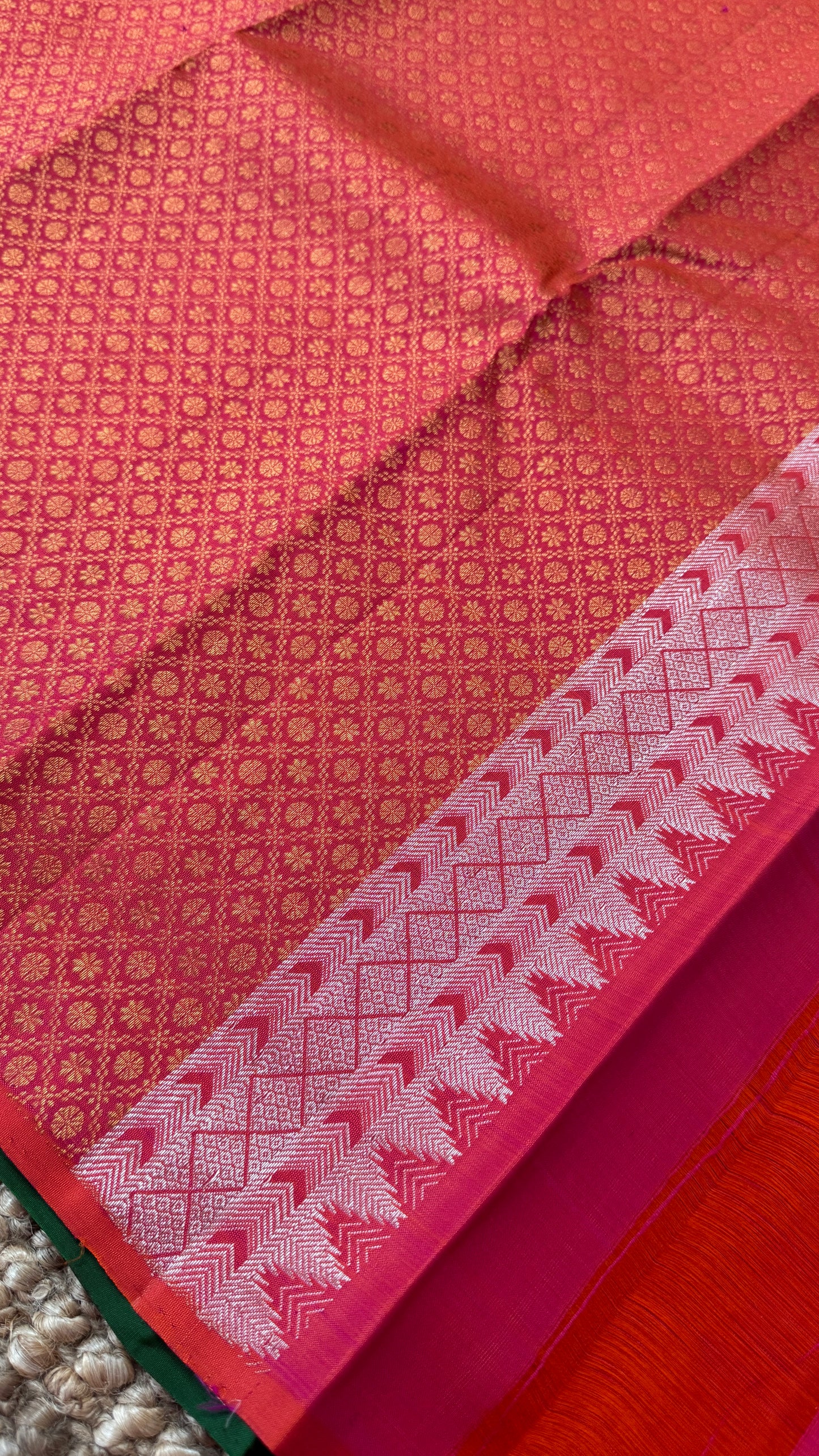 Bottle Green Borderless Pure Kanchipuram Silk Saree with Dual-Tone Pallu | Silk Mark Certified