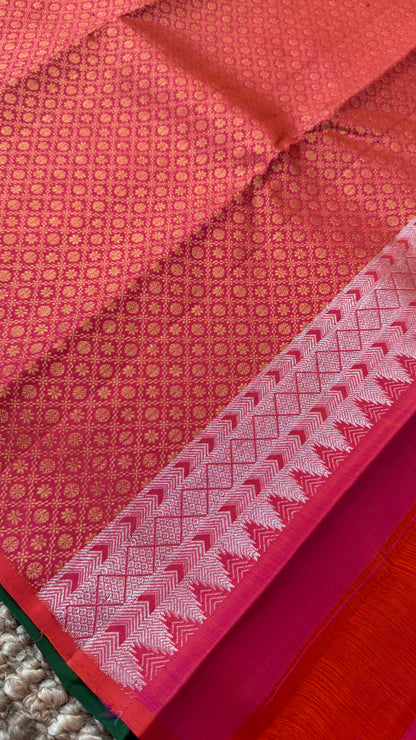 Bottle Green Borderless Pure Kanchipuram Silk Saree with Dual-Tone Pallu | Silk Mark Certified