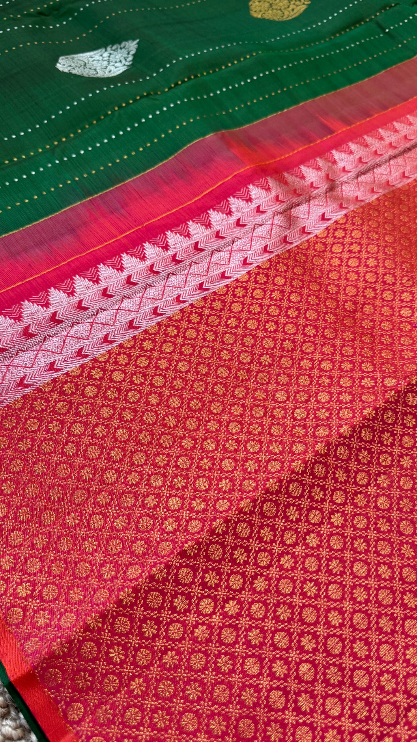 Bottle Green Borderless Pure Kanchipuram Silk Saree with Dual-Tone Pallu | Silk Mark Certified