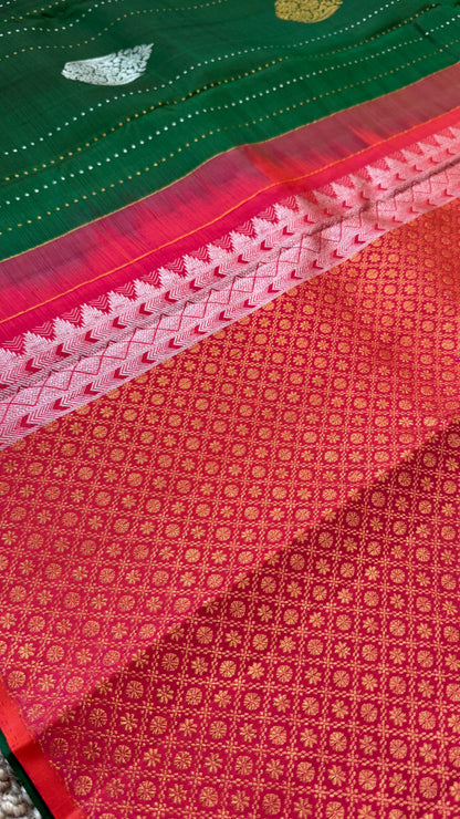 Bottle Green Borderless Pure Kanchipuram Silk Saree with Dual-Tone Pallu | Silk Mark Certified