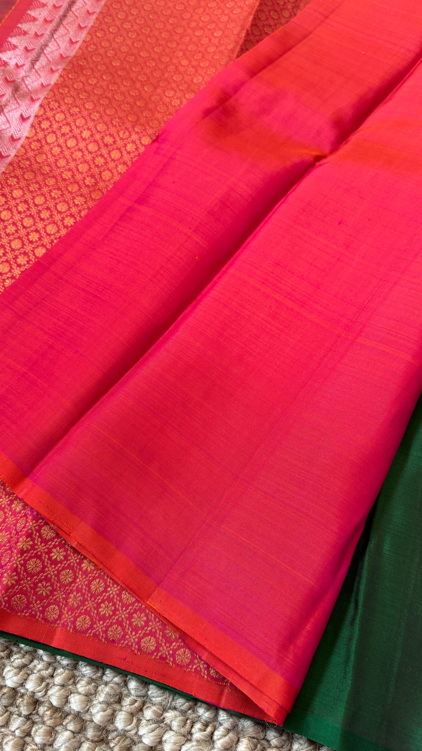 Bottle Green Borderless Pure Kanchipuram Silk Saree with Dual-Tone Pallu | Silk Mark Certified