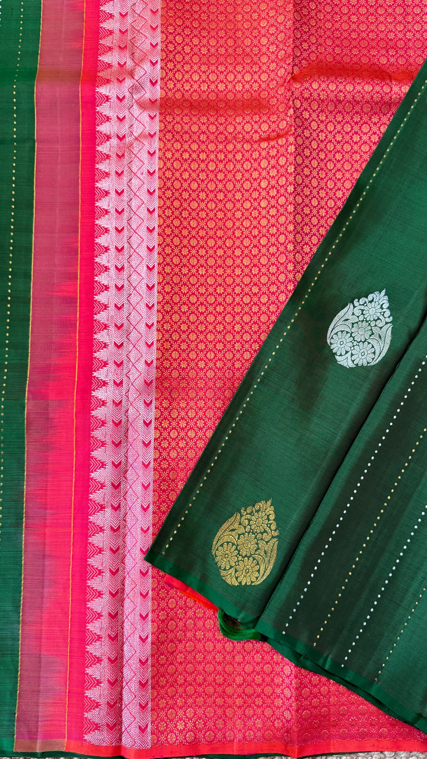 Bottle Green Borderless Pure Kanchipuram Silk Saree with Dual-Tone Pallu | Silk Mark Certified