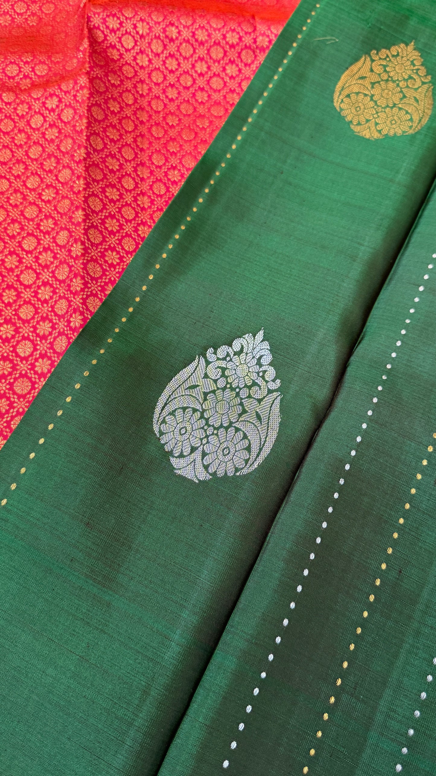 Bottle Green Borderless Pure Kanchipuram Silk Saree with Dual-Tone Pallu | Silk Mark Certified