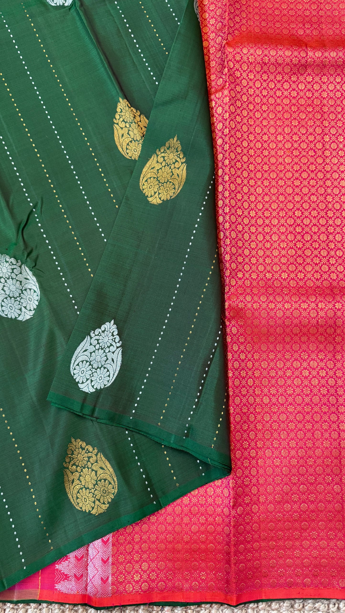 Bottle Green Borderless Pure Kanchipuram Silk Saree with Dual-Tone Pallu | Silk Mark Certified