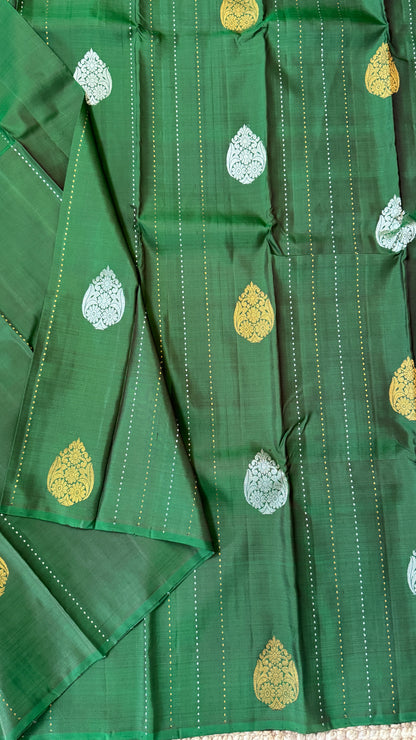 Bottle Green Borderless Pure Kanchipuram Silk Saree with Dual-Tone Pallu | Silk Mark Certified