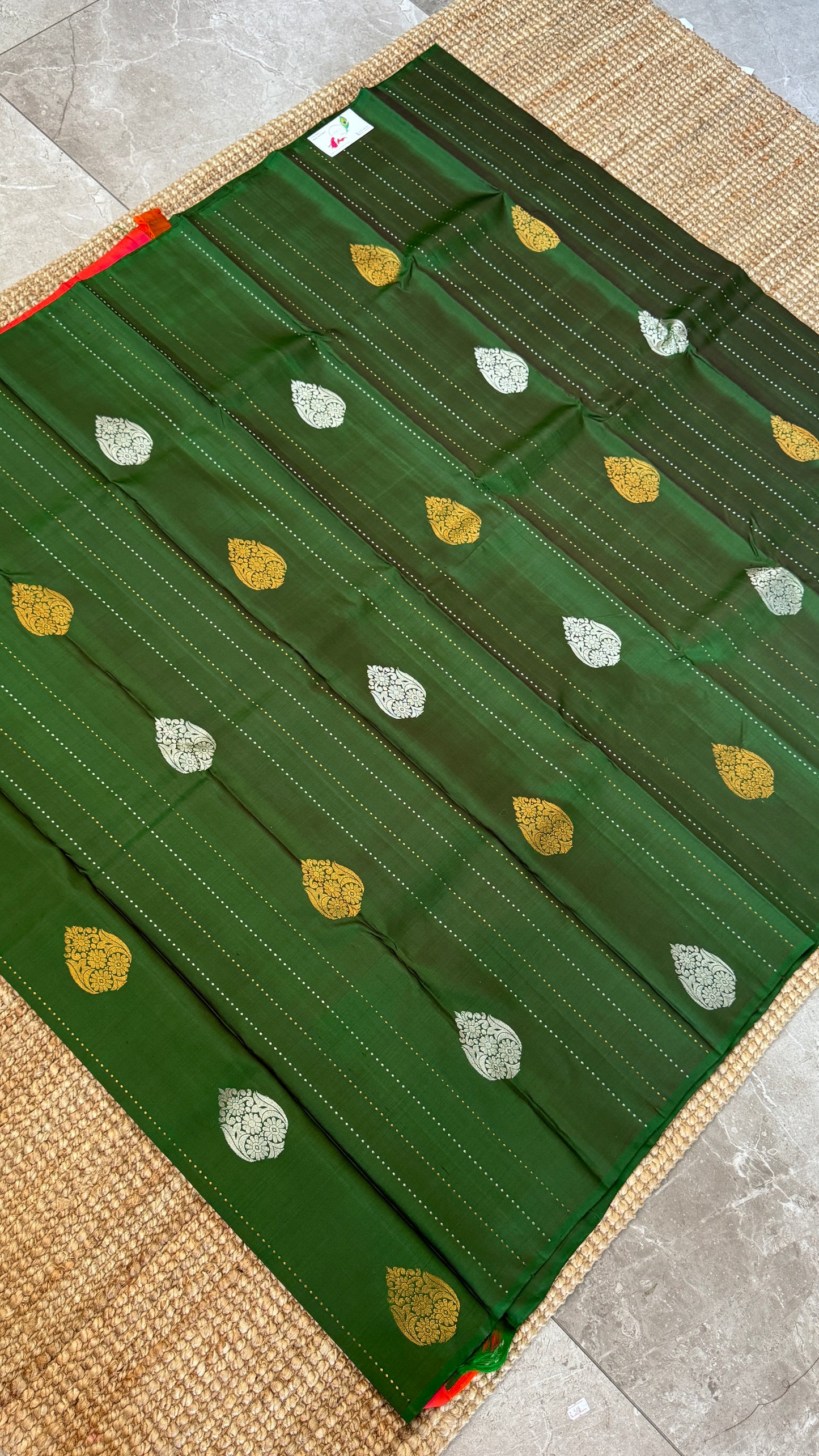 Bottle Green Borderless Pure Kanchipuram Silk Saree with Dual-Tone Pallu | Silk Mark Certified