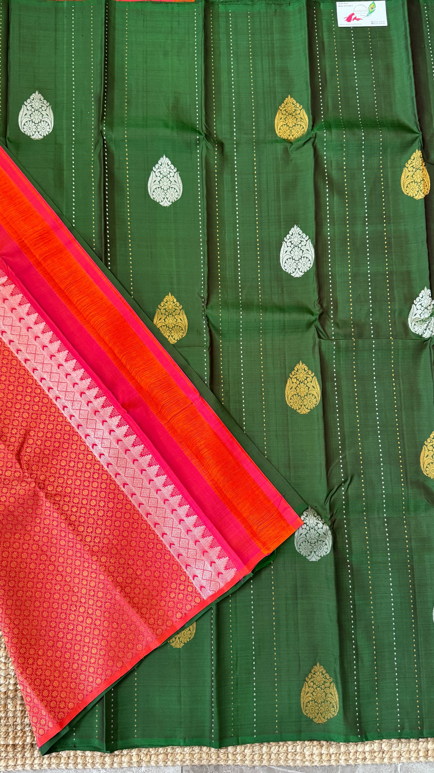 Bottle Green Borderless Pure Kanchipuram Silk Saree with Dual-Tone Pallu | Silk Mark Certified