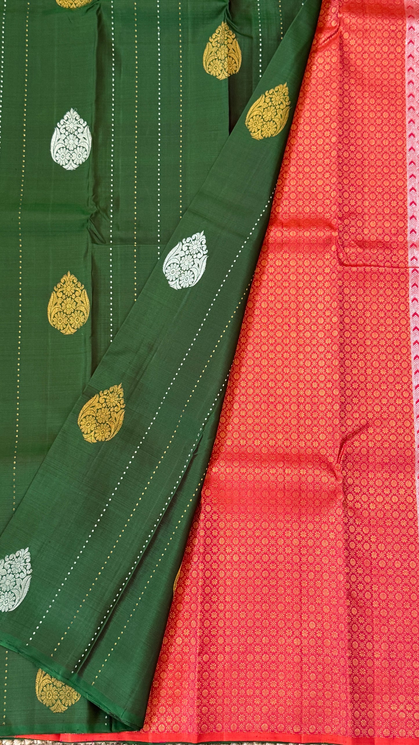 Bottle Green Borderless Pure Kanchipuram Silk Saree with Dual-Tone Pallu | Silk Mark Certified
