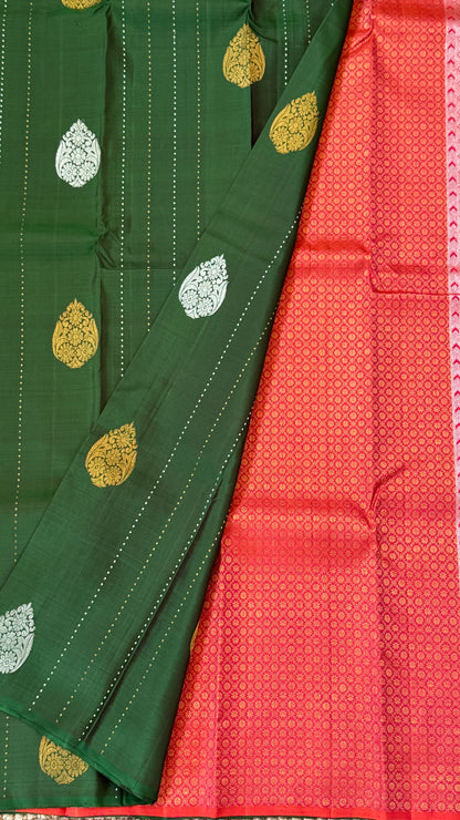 Bottle Green Borderless Pure Kanchipuram Silk Saree with Dual-Tone Pallu | Silk Mark Certified