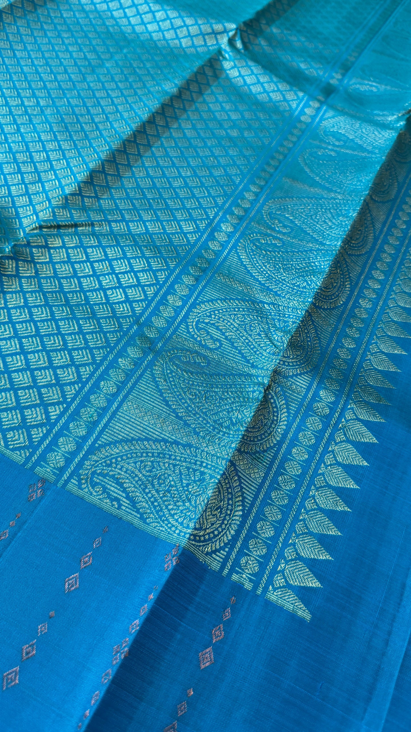 Maroon & Blue Borderless Pure Kanchipuram Silk Saree with Dual Zari Motifs | Silk Mark Certified