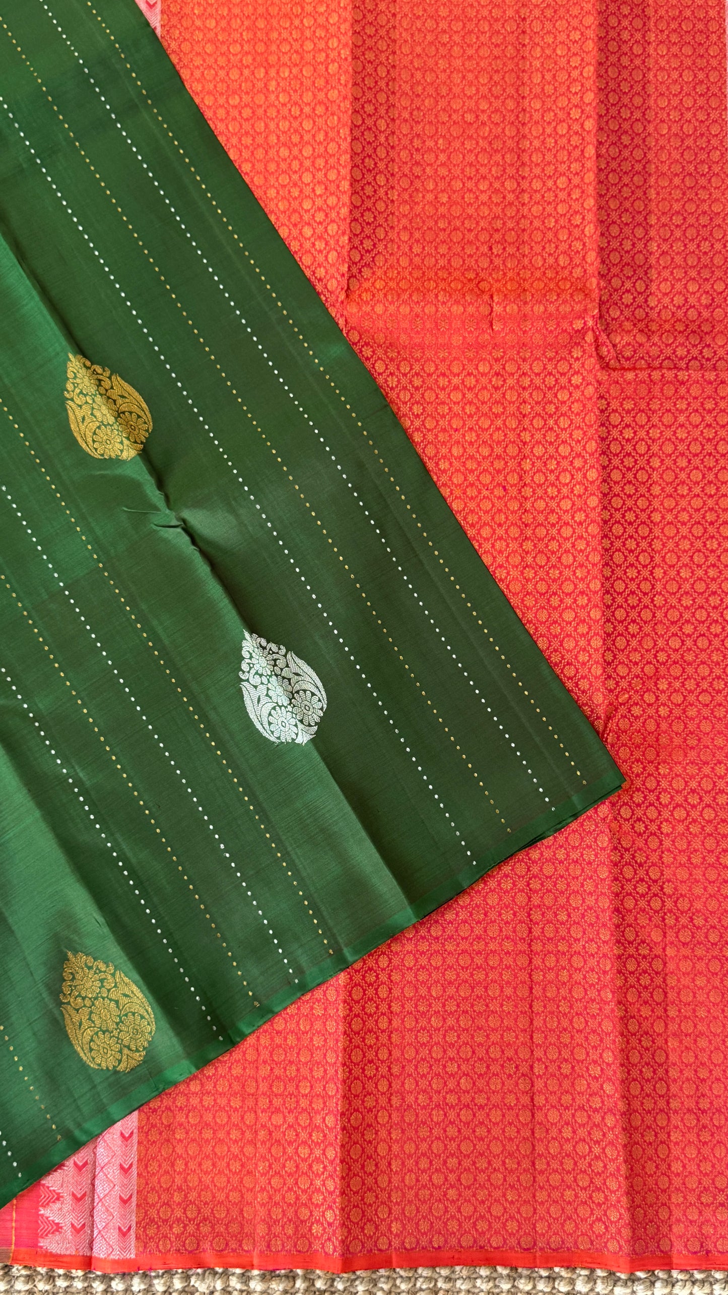 Bottle Green Borderless Pure Kanchipuram Silk Saree with Dual-Tone Pallu | Silk Mark Certified
