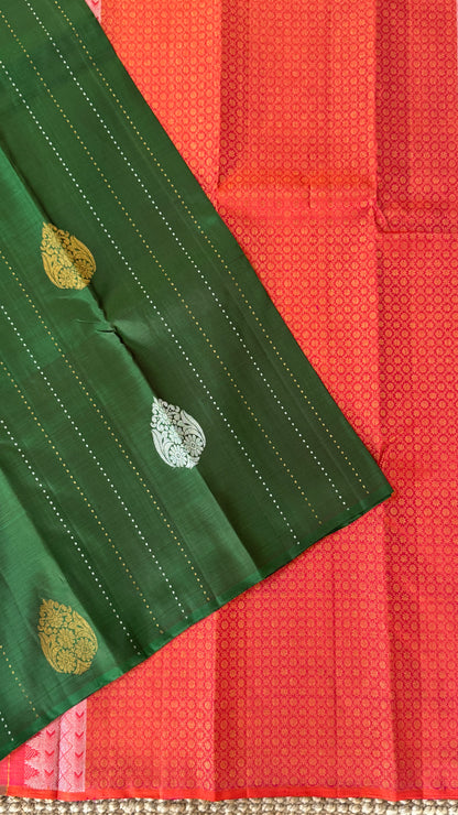 Bottle Green Borderless Pure Kanchipuram Silk Saree with Dual-Tone Pallu | Silk Mark Certified